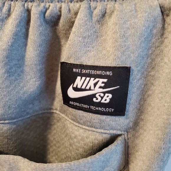 Nike Skateboarding men's board shorts with graphic detail size Small - Picture 3 of 6